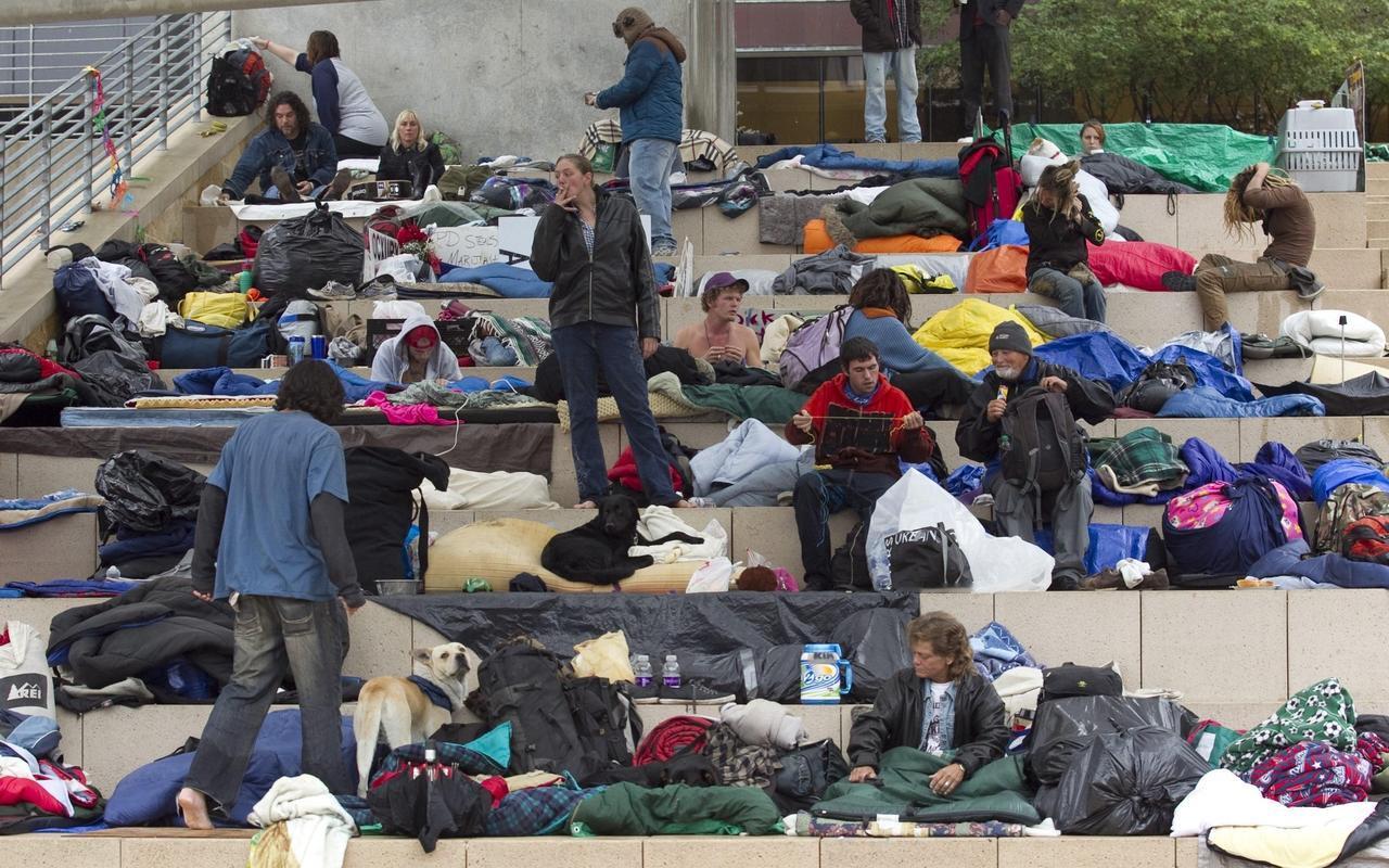 美国人最近流行一个新词。叫斩杀线！！！表明看着光鲜。其实脆弱得很。毕