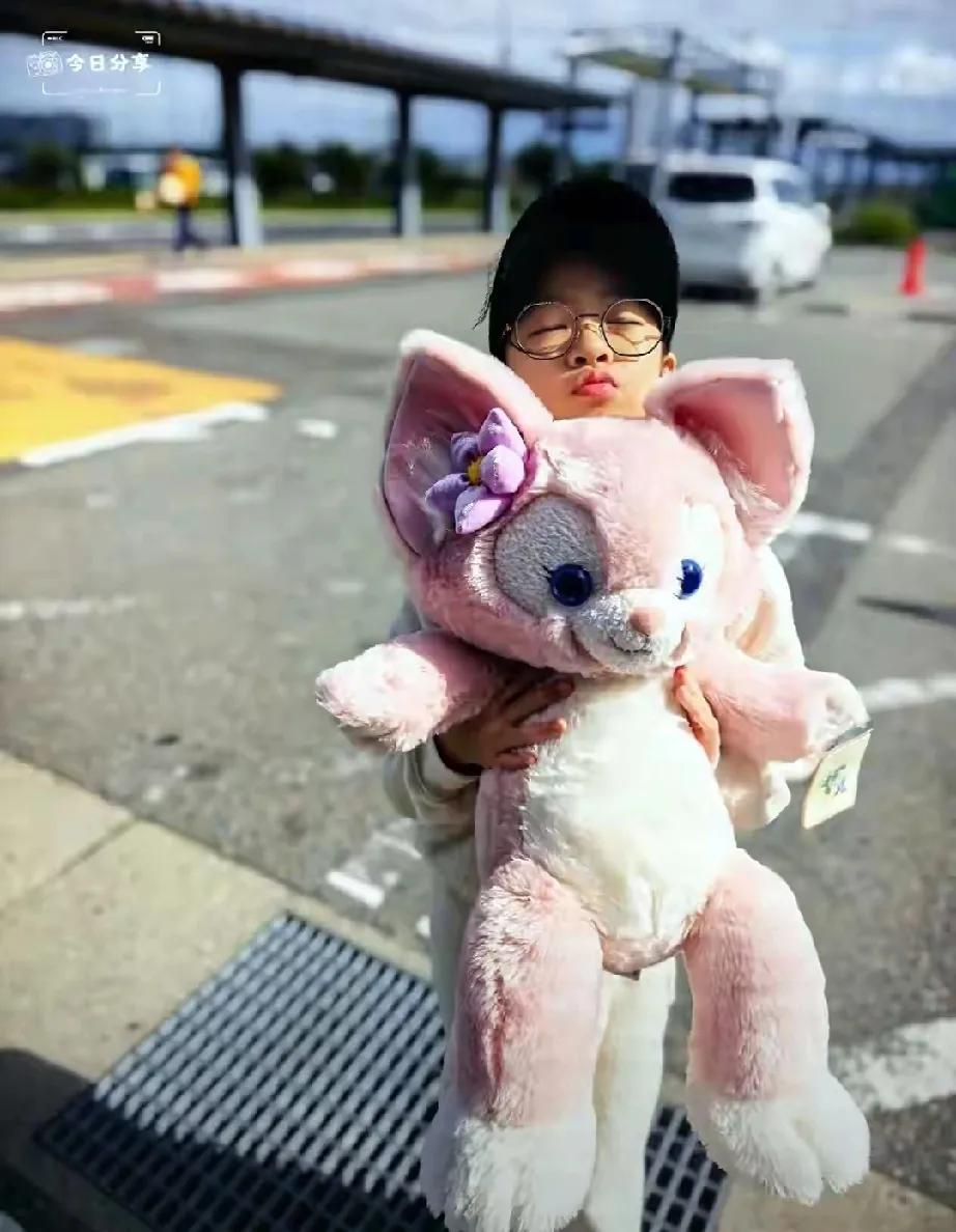 国际影后章子怡竟化身女儿追星后援会会长！离婚后状态超松弛的她，带醒醒和儿子飞日本
