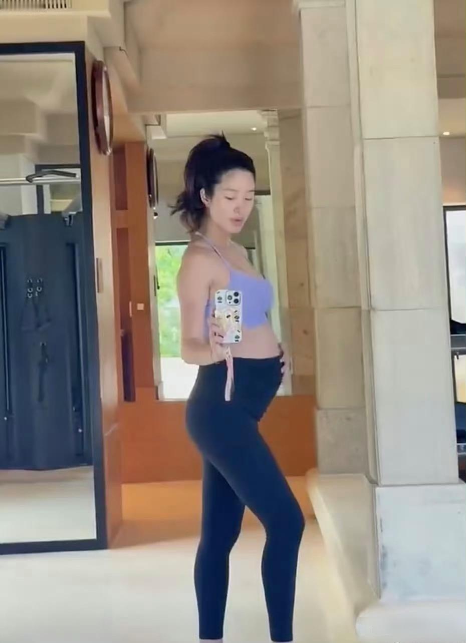 自杨采钰晒老公正面照后，现在又大方公开孕期照，肉眼可见的幸福，看来生完孩子后的她