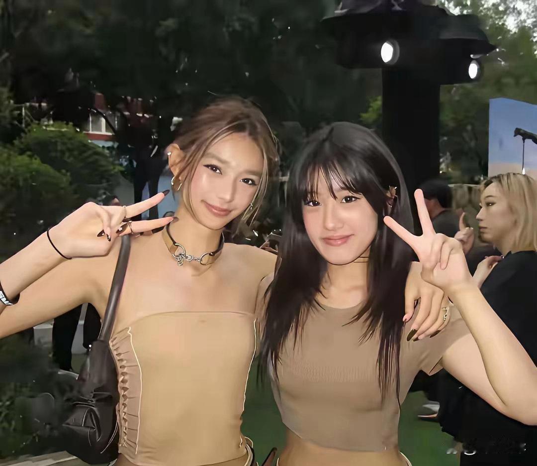 贾静雯女儿颜值气质出众，完美承袭妈妈绝佳美貌基因，眉眼精致灵动，清丽长相尽显得天