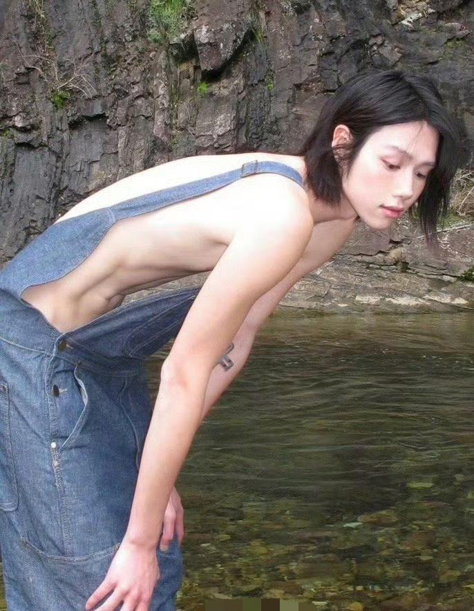 这就叫“伪娘”吗？背带裤这样穿真的不会尴尬吗？一时都分不清性别！背带裤原本是很