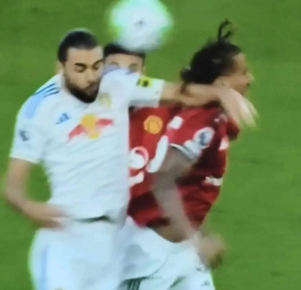 曼联1-2利兹联的争议判罚：进球：勒温肘击约罗动作非常明显，这不是可判可不判的犯