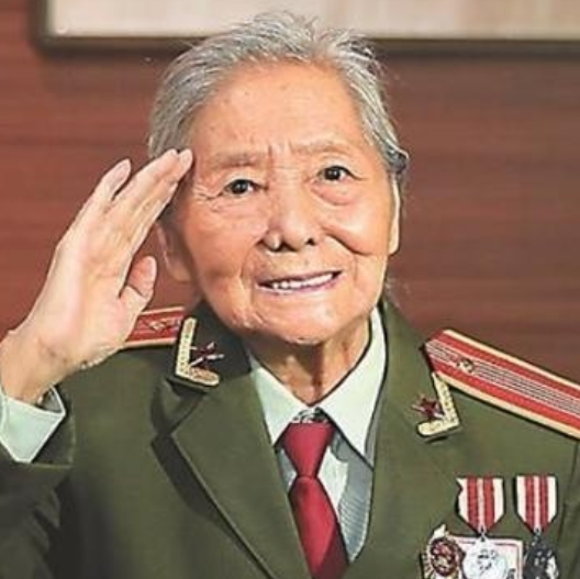 1979年我国女翻译刘禄曾前往美国进行访问，无意间她发现一个美国男人一直盯着自己