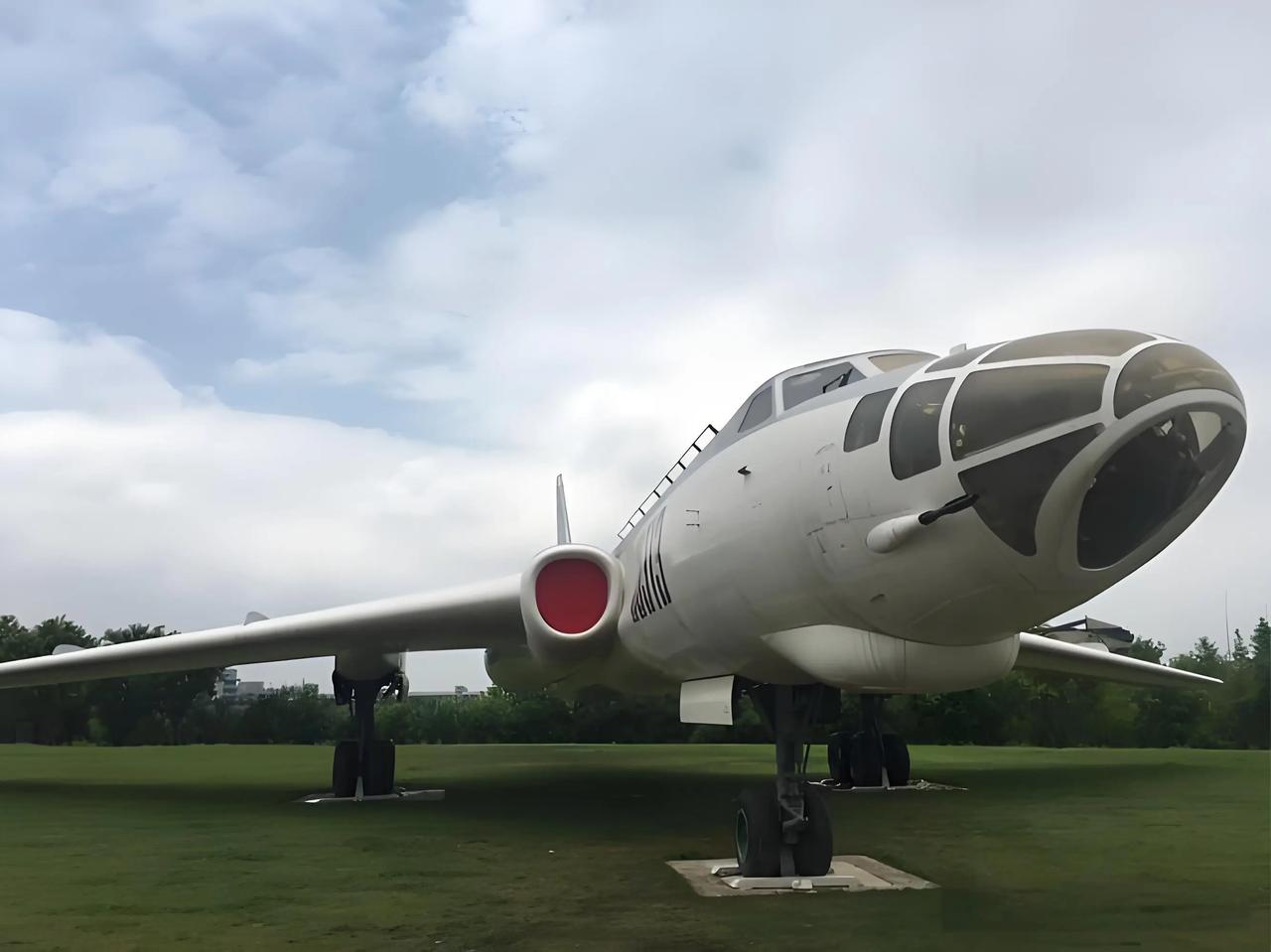 为何中国反复升级轰六轰炸机群？因为说白了，压根就是歪打正着，本来是技术不够，结果