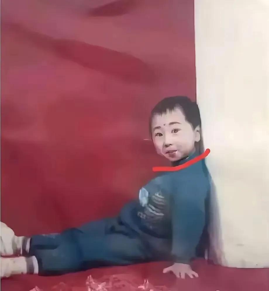 冯巩小时侯和成年没什么区别永远没下巴。😁