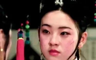 1875年，皇后阿鲁特氏被慈禧囚禁，4天水米未进。奄奄一息之际，她收到了父亲崇琦