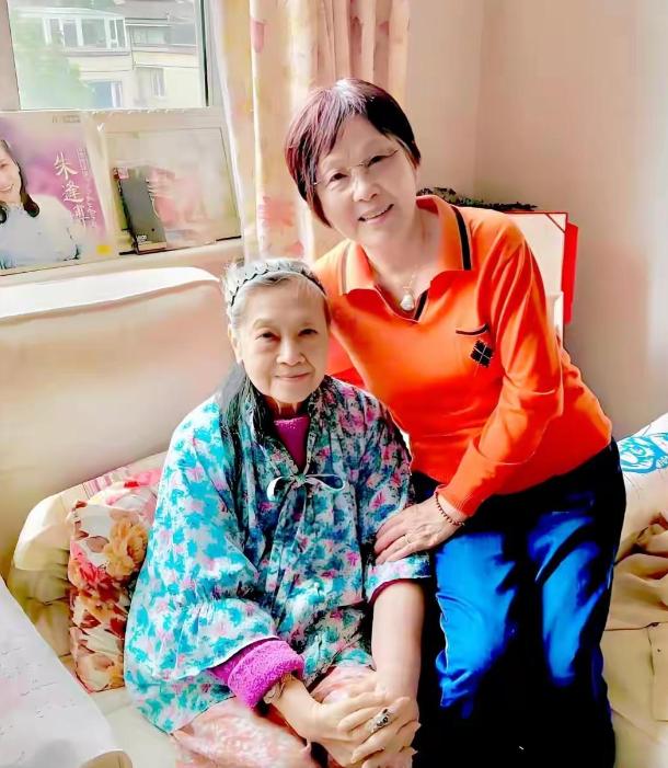 89岁的朱逢博，现在住上海郊区一套200平的复式大房子里，这套房子，是她的儿子施