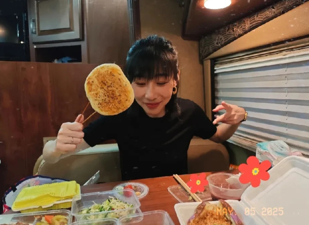 任素汐，出生于一个艺术家庭，父亲是话剧演员，母亲是京剧演员。任素汐小时候的经历并
