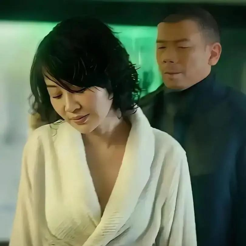 许晴在电影《老炮儿》里与冯小刚拍摄了一段亲密戏，事后她对媒体公开表示，这段戏拍得很干净，没有太多多余
