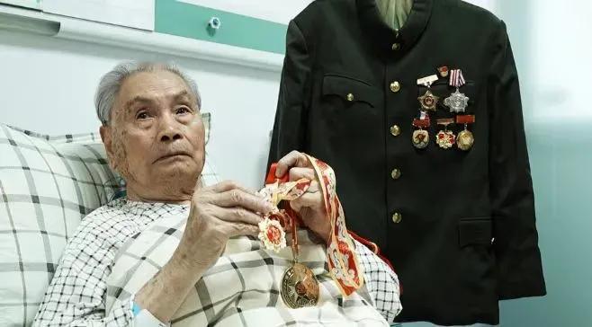95岁还能受审，那些过了70岁就不拘留的，又怎么解释呢？这位黑恶势力的主犯郑