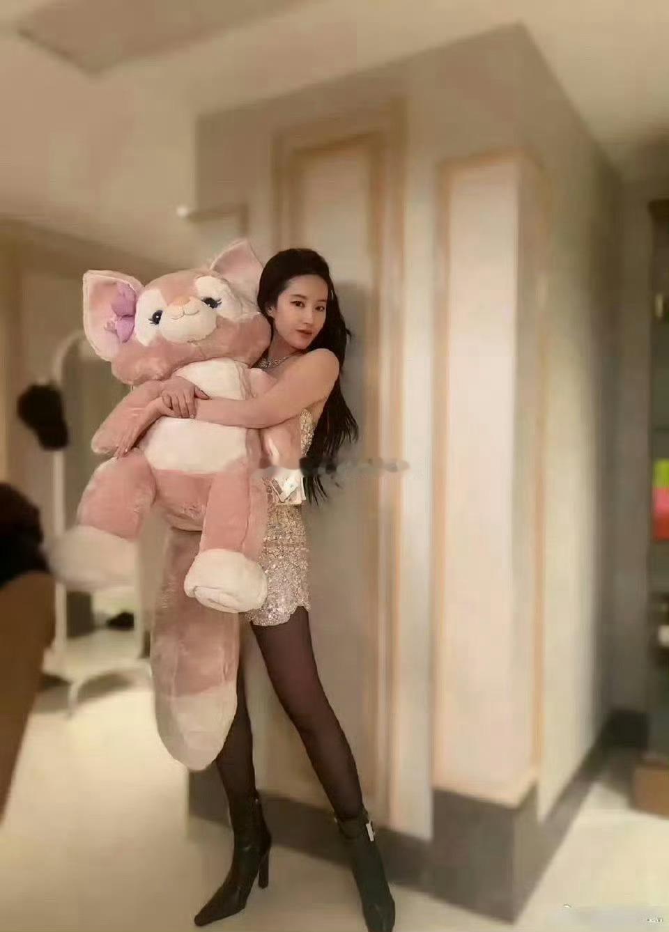 刘亦菲真的是那种黑丝、高跟鞋也不会让人有任何邪念的女生，图二真的美的像公主一样。