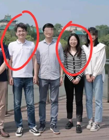 付磊教授和曾梦琪教授的同框合影曝光了。付教授是真显年轻，和小12岁的曾教授站一起