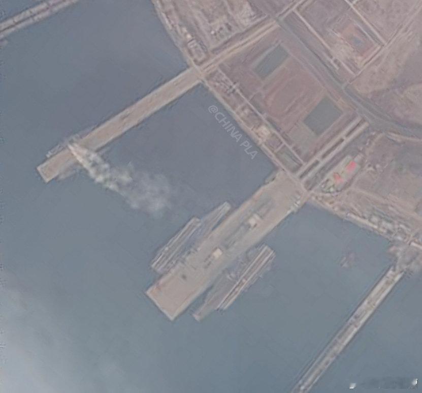 好消息，福建舰有新动向！停泊在青岛港的福建舰甲板已经出现了舰载机，看来真是在接机