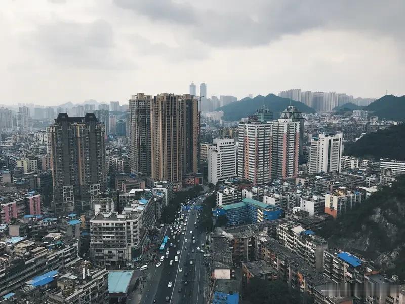 入伏后，避暑成了很多人的头等大事。我觉得云贵高原就是个绝佳的避暑地。贵阳空气清
