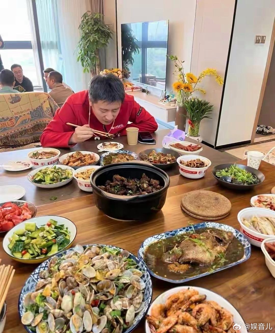 张雪峰日常饮食，没有忌口，而且偏油腻，大鱼大肉忽视了健康！