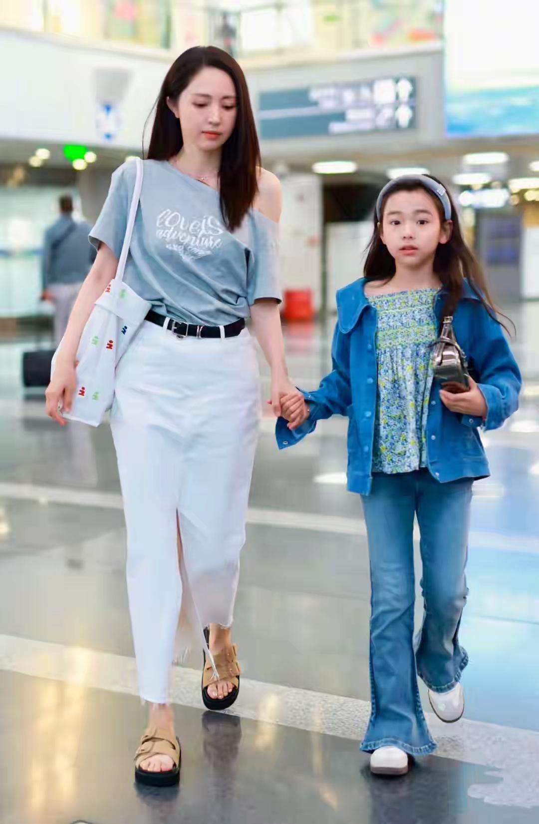 董璇有个女儿叫小酒窝。小酒窝被董璇教育得落落大方，自信从容。会唱歌来会跳舞，会