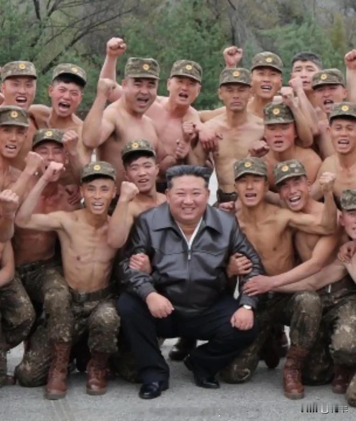朝鲜人民心目中的伟大领袖朝鲜的士兵个个浑身肌肉没有肥肉，战斗力爆表朝鲜领导