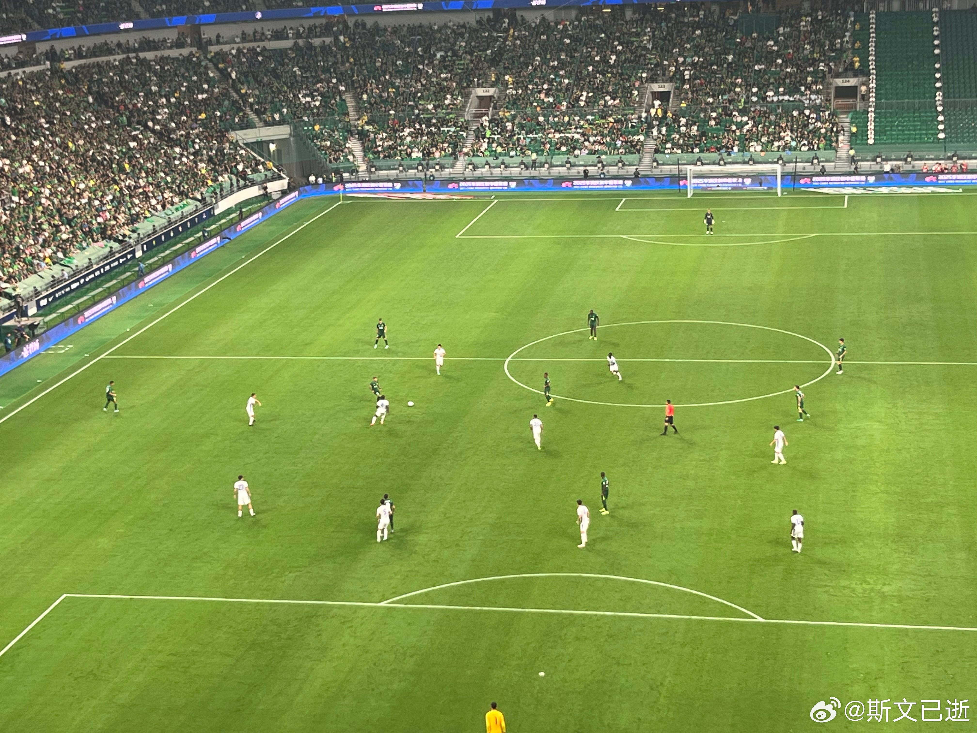 斯卢茨基半场连换两人，而且防守阵型也从4321变为平行442，这下拦截面积会扩大