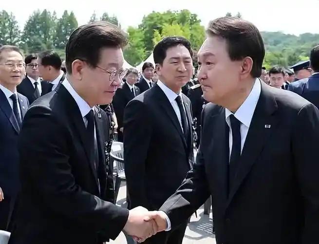 李在明为什么对尹锡悦夫妇赶尽杀绝，就连最后一丝尊严都不放过？理由很简单，尹锡