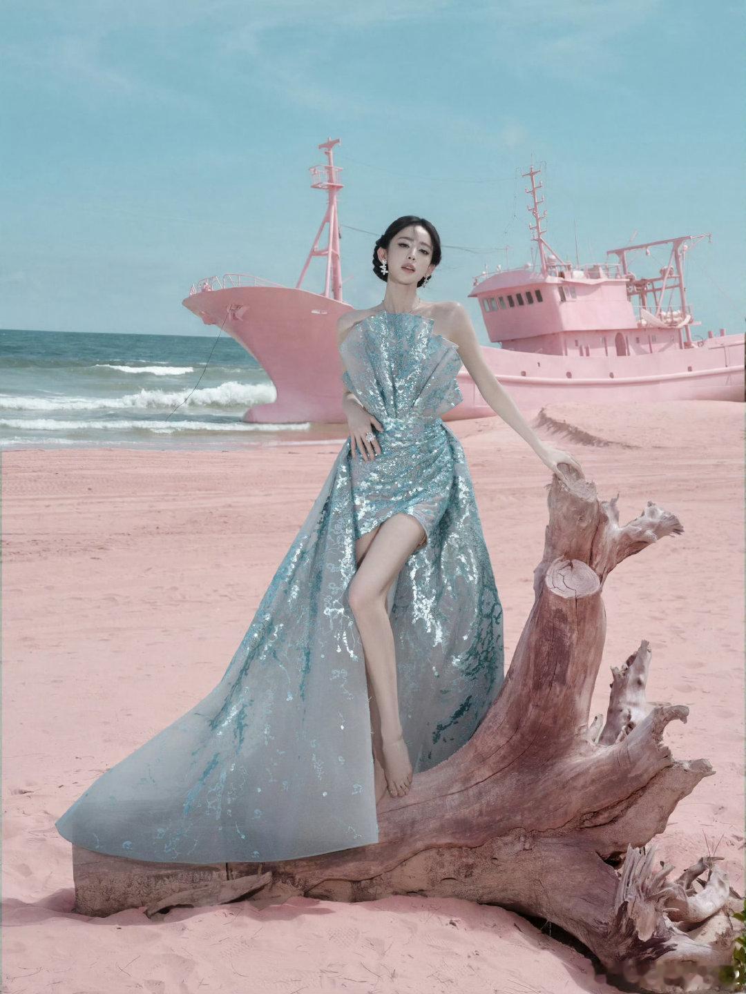 #娜扎#一颦一笑，和这片碧海沙滩完美相融！美的让人窒息！​