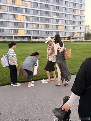 陈伟霆抱娃，何穗一身露背长裙，太美了