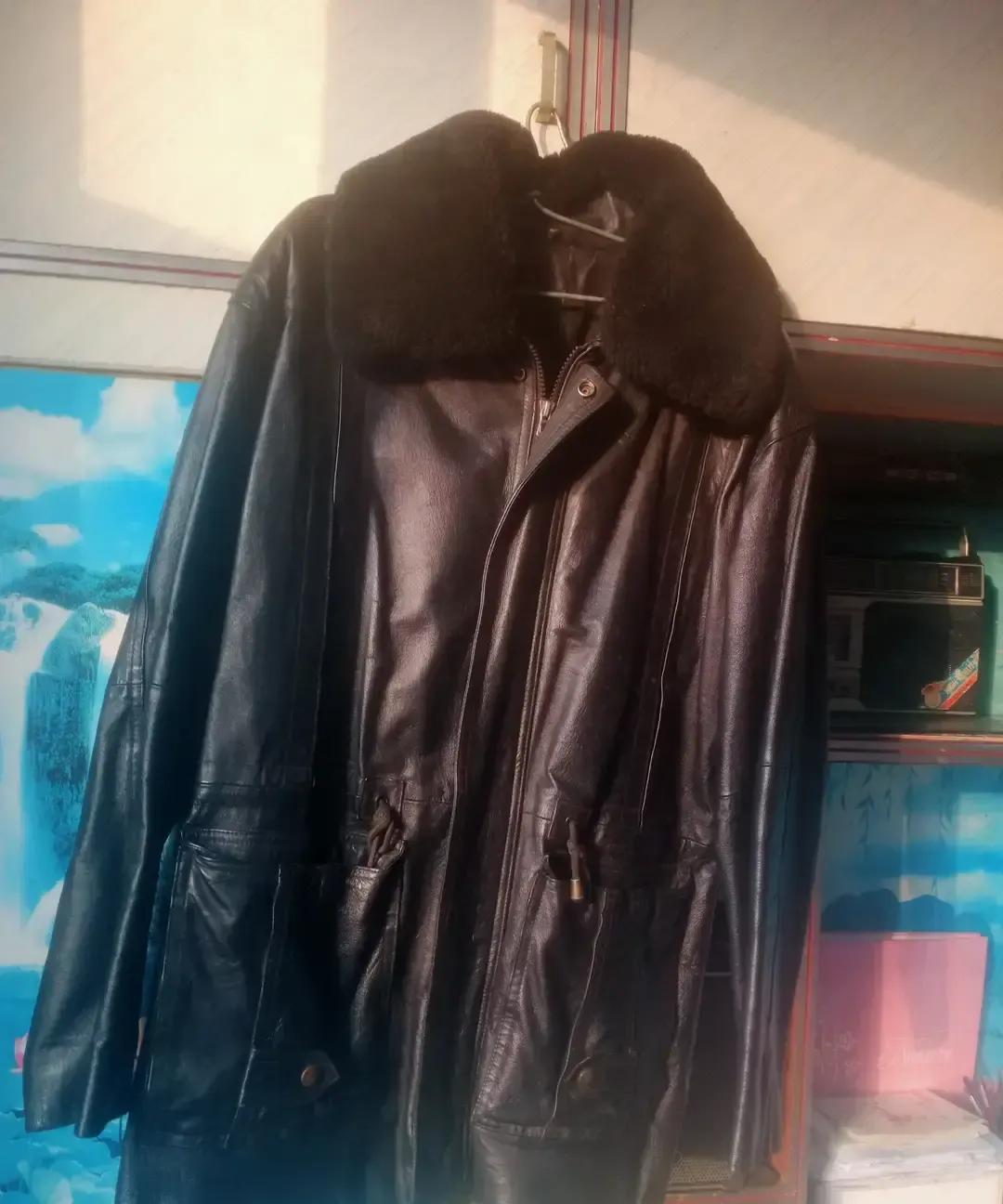 2000年我咬牙花两百块买了件皮衣，黑亮黑亮，走夜路都能当镜子照。那会儿工资才