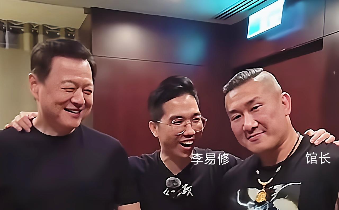馆长好朋友“历史哥”李易修在北京一家饭店吃饭时开着直播出示收款码让网友打赏，当时