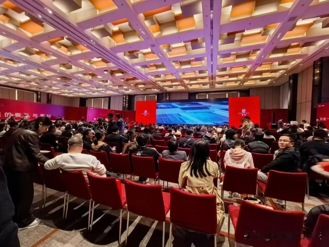 合肥的楼市跟全国的有点不一样。前几天一个晚上摇号开盘的,现在又来一个晚上摇号开盘