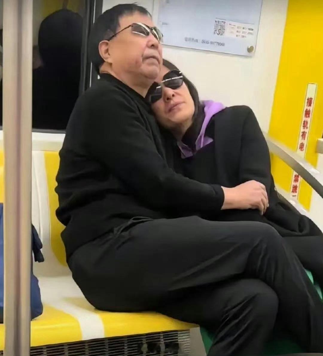 地铁上看到的，这也太尴尬了