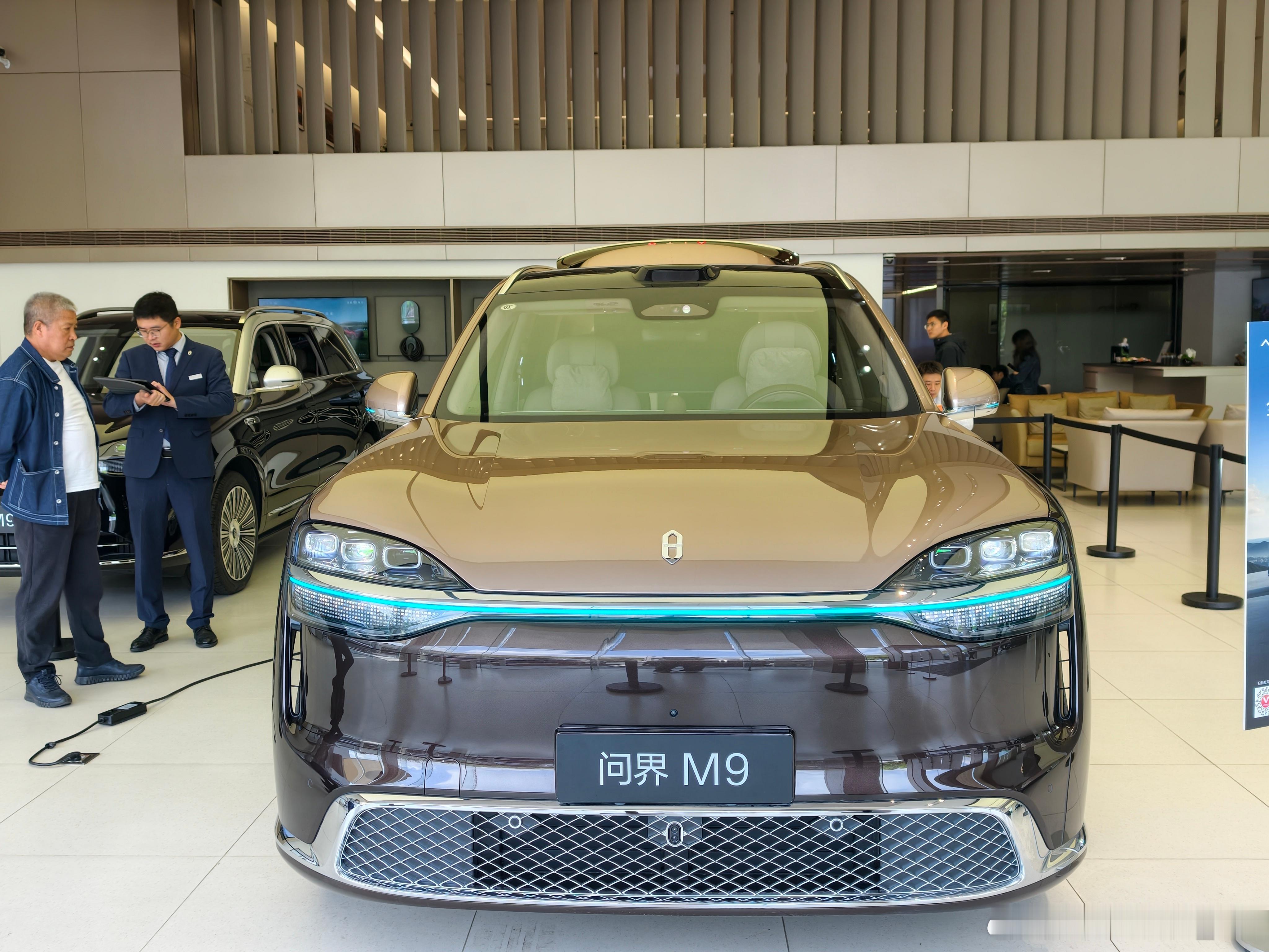 今天来店里看看新款问界M9，没想到上午人也挺多的，好多还是全家一起来的。2+2+