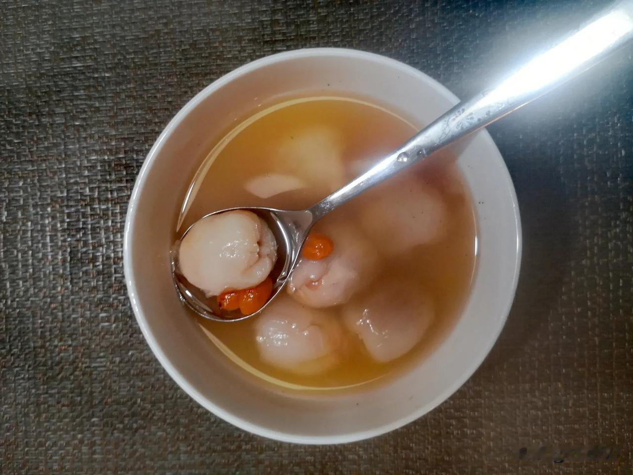 网上跟风买了3瓶伏湿膏，吃了一大半，感觉自己好像被忽悠了，妥妥的交了智商税，