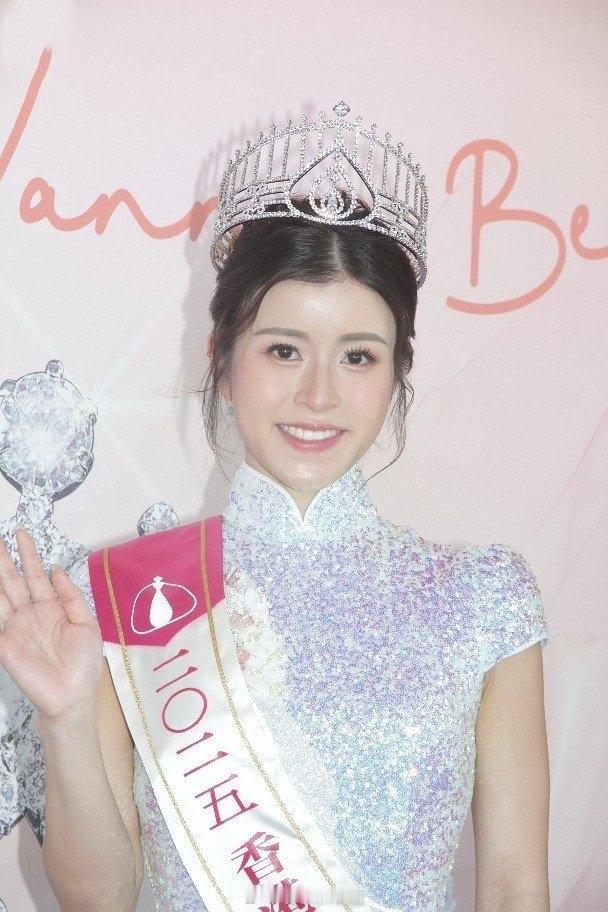2925港姐冠军陈咏诗回应删泳装照。果然还是学霸思维，素质杠杠的。近日港姐冠