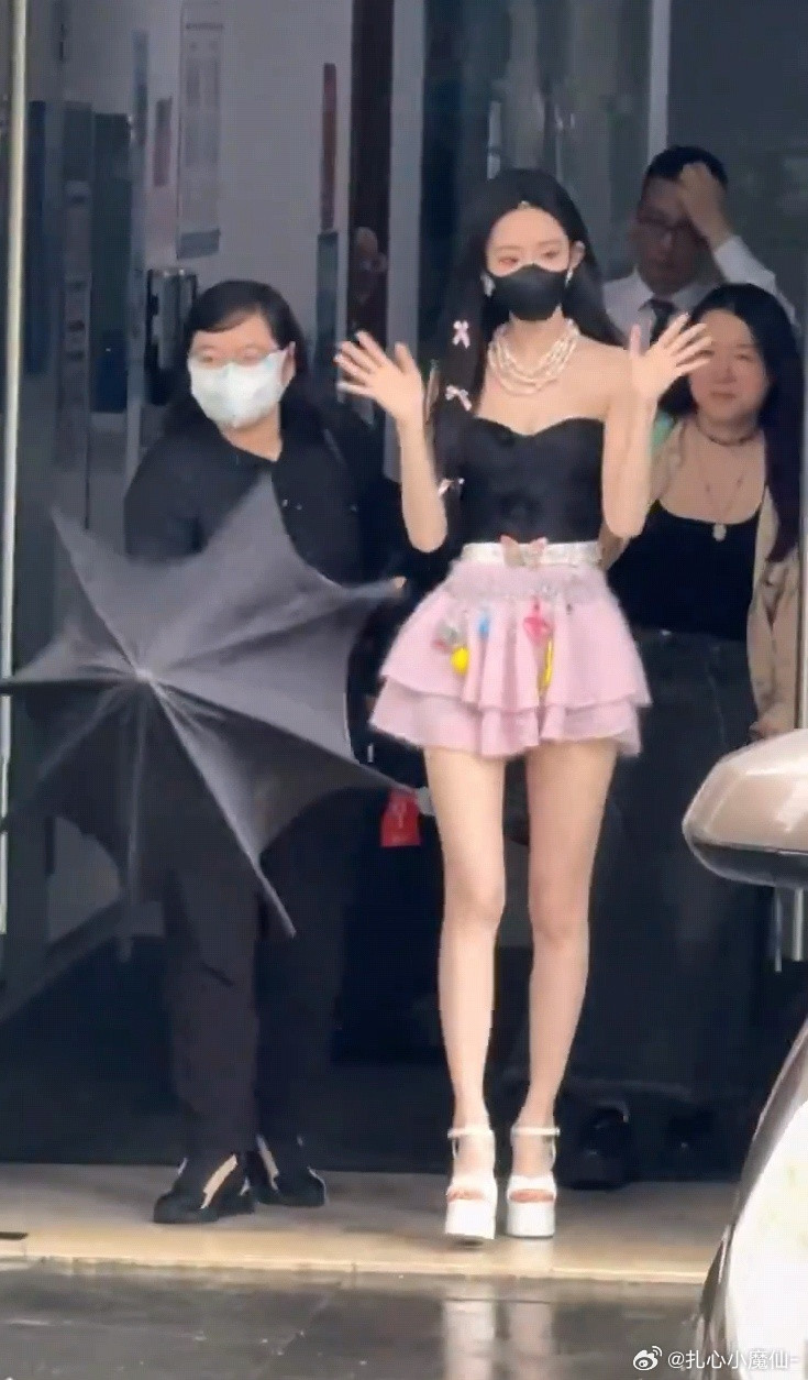 谁给孟子义搭的，这裙子配这鞋，不好看啊