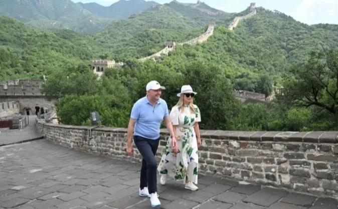 阿尔巴尼斯在北京的最后一天，携未婚妻海登（JodieHaydon）登上长城。