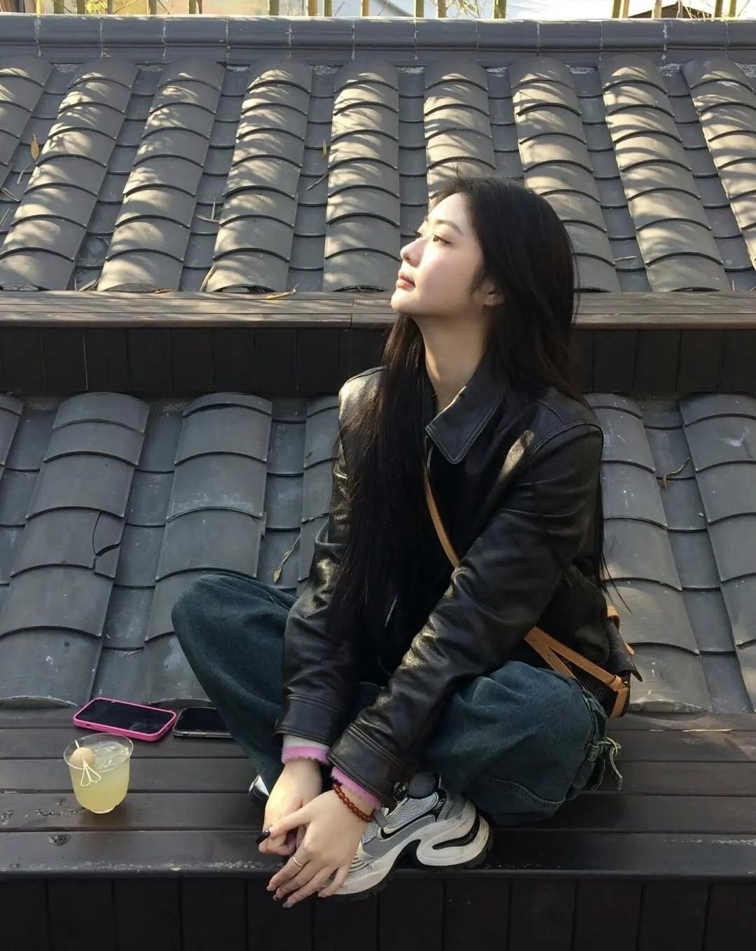 皮夹克的酷撞上花丛的柔，在暖阳里和春日的浪漫撞个满怀，让花香与风一起，揉进这慵懒