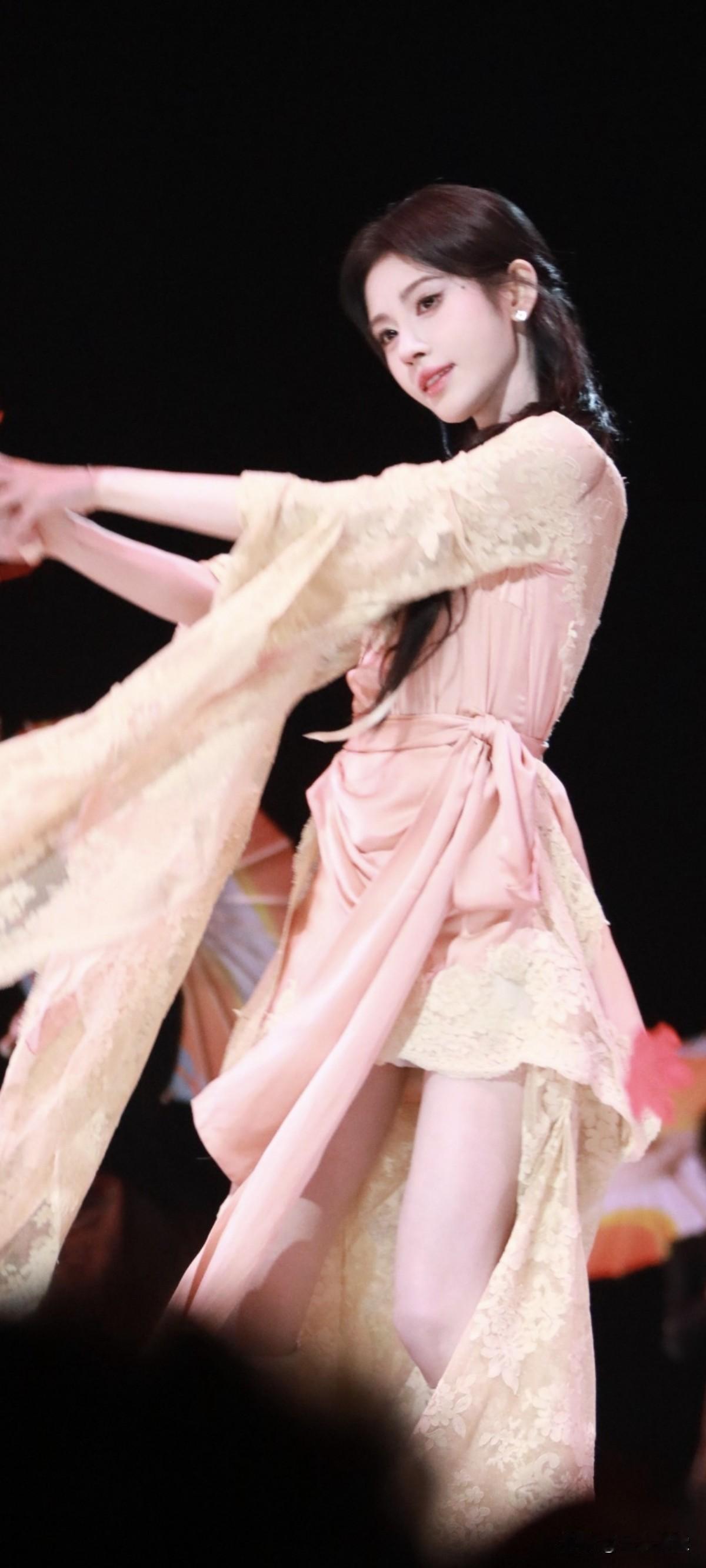 哪位女明星最让你惊艳鞠婧祎《一舞翩翩》舞台生图，随便一帧都这么美，女神造福我的眼