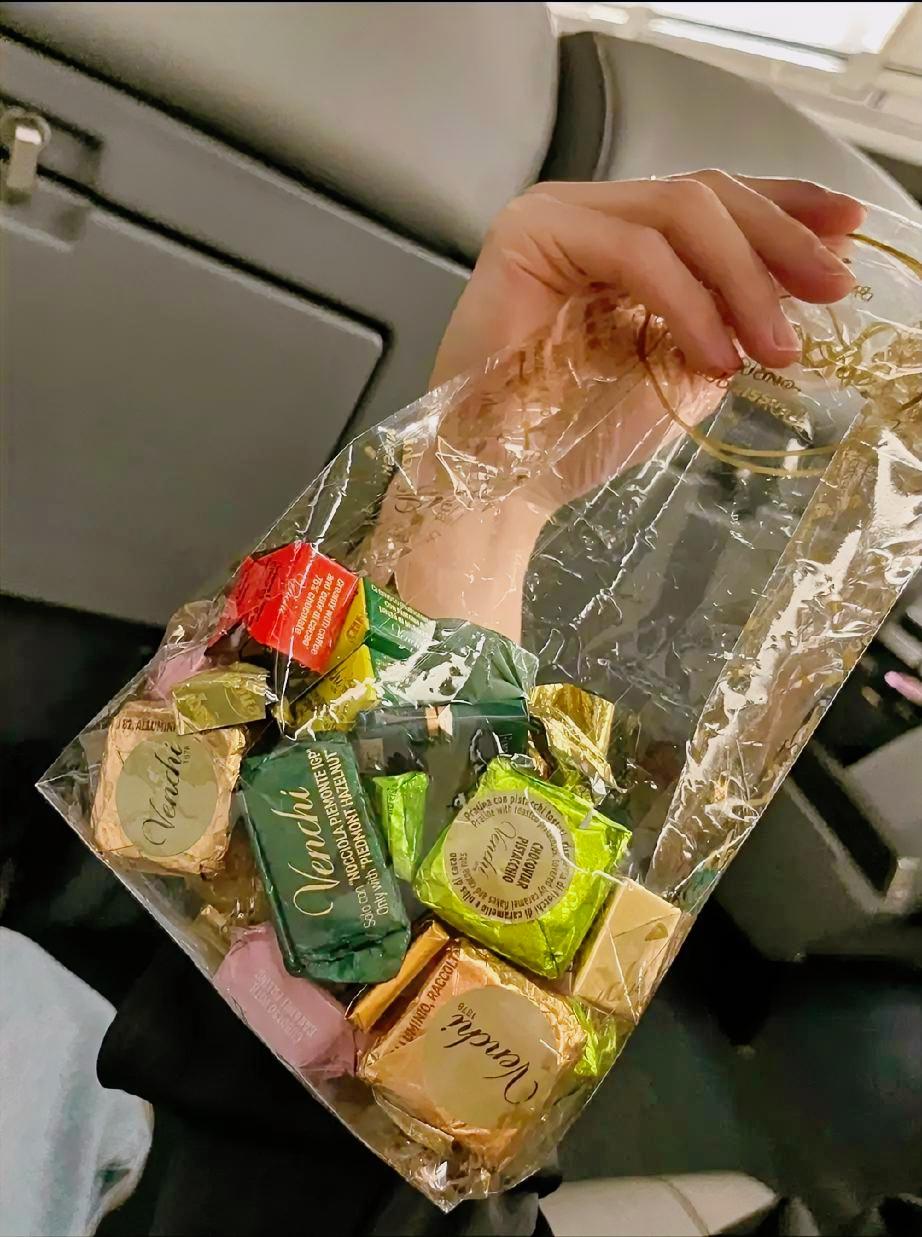 这世上没有任何一个人会无条件的爱另一个人（包括父母）。爱是常觉亏欠，也自觉矜贵