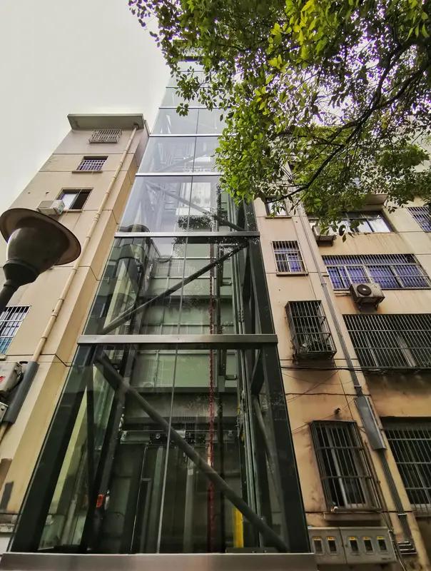 住宅楼加装电梯本是好事，可被底层业主叫停的情况却不少，邻里矛盾也因此升级。就像上