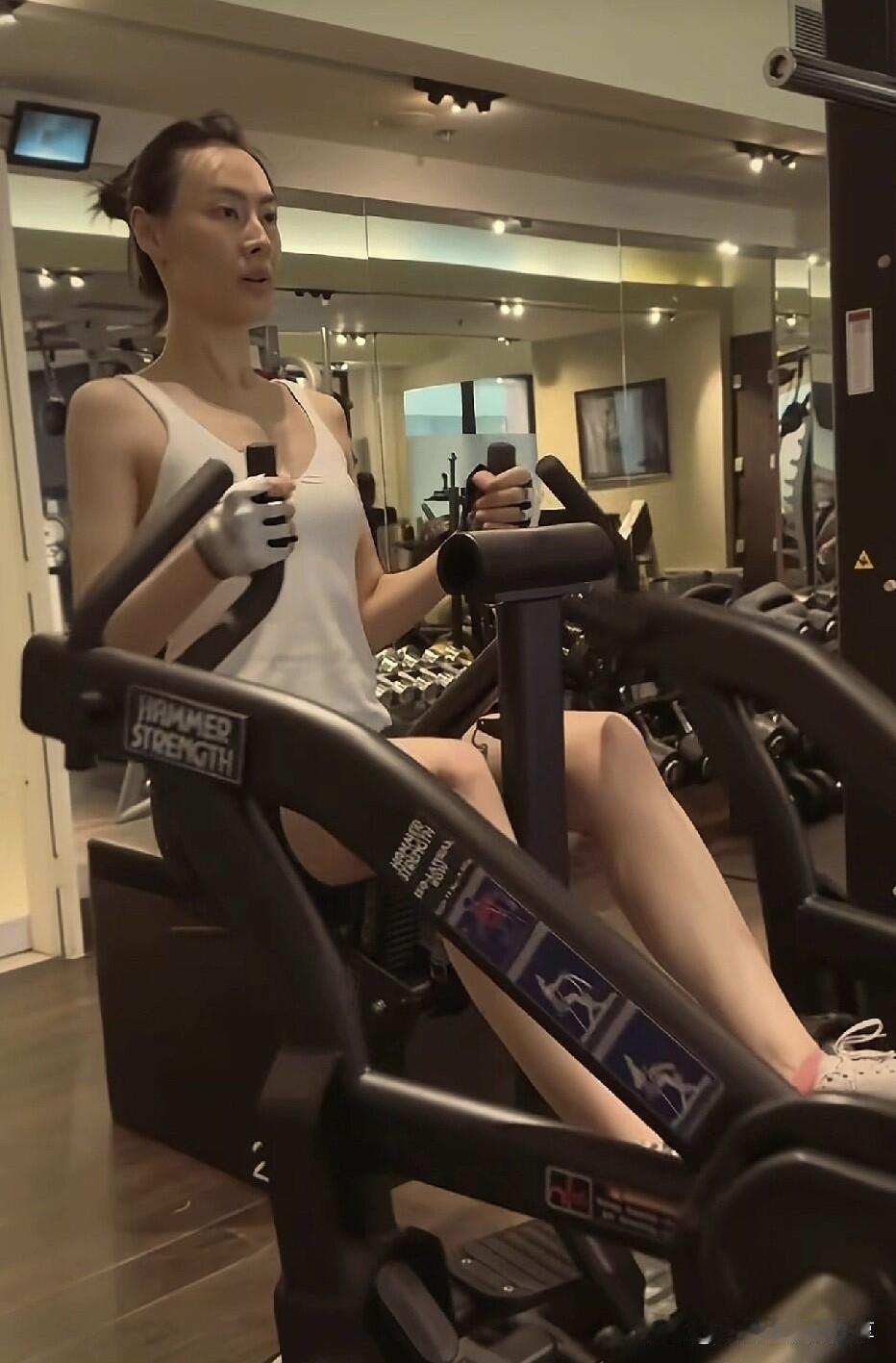 梁洛施长得有点女生男相，虽然颜值上没有李嘉欣和关之琳年轻的时候美，但她身上有一种