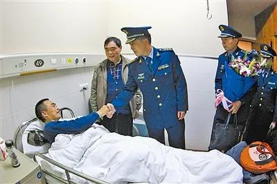 🌛他救了坠落在深山的飞行员何茂生，27年后患癌无钱医治，妻子曾丽芳拨通部队
