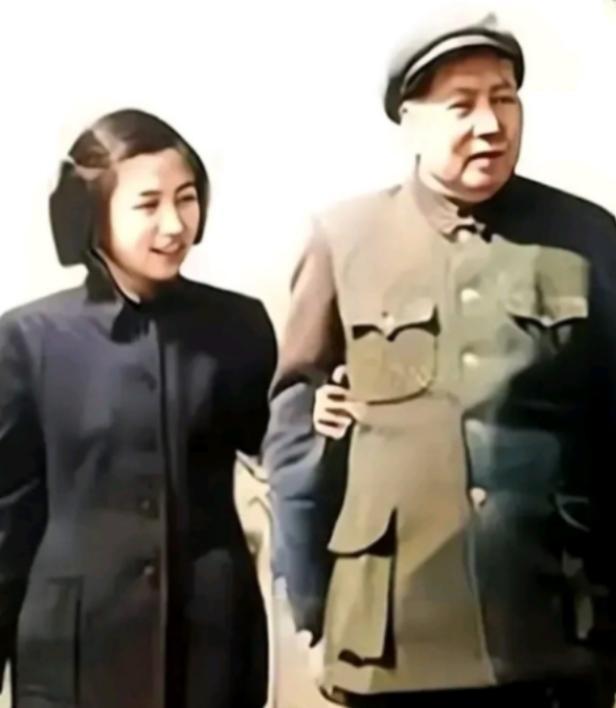 1968年，毛主席突然发现，士兵们看见自己女儿李讷时，竟主动行军礼，毛主席看着汪