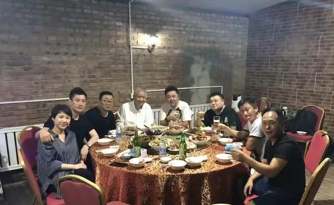 想不到吴京、于谦、马未都几位大佬私下会在这么简陋的地方聚餐，喝的也是平价啤酒和矿