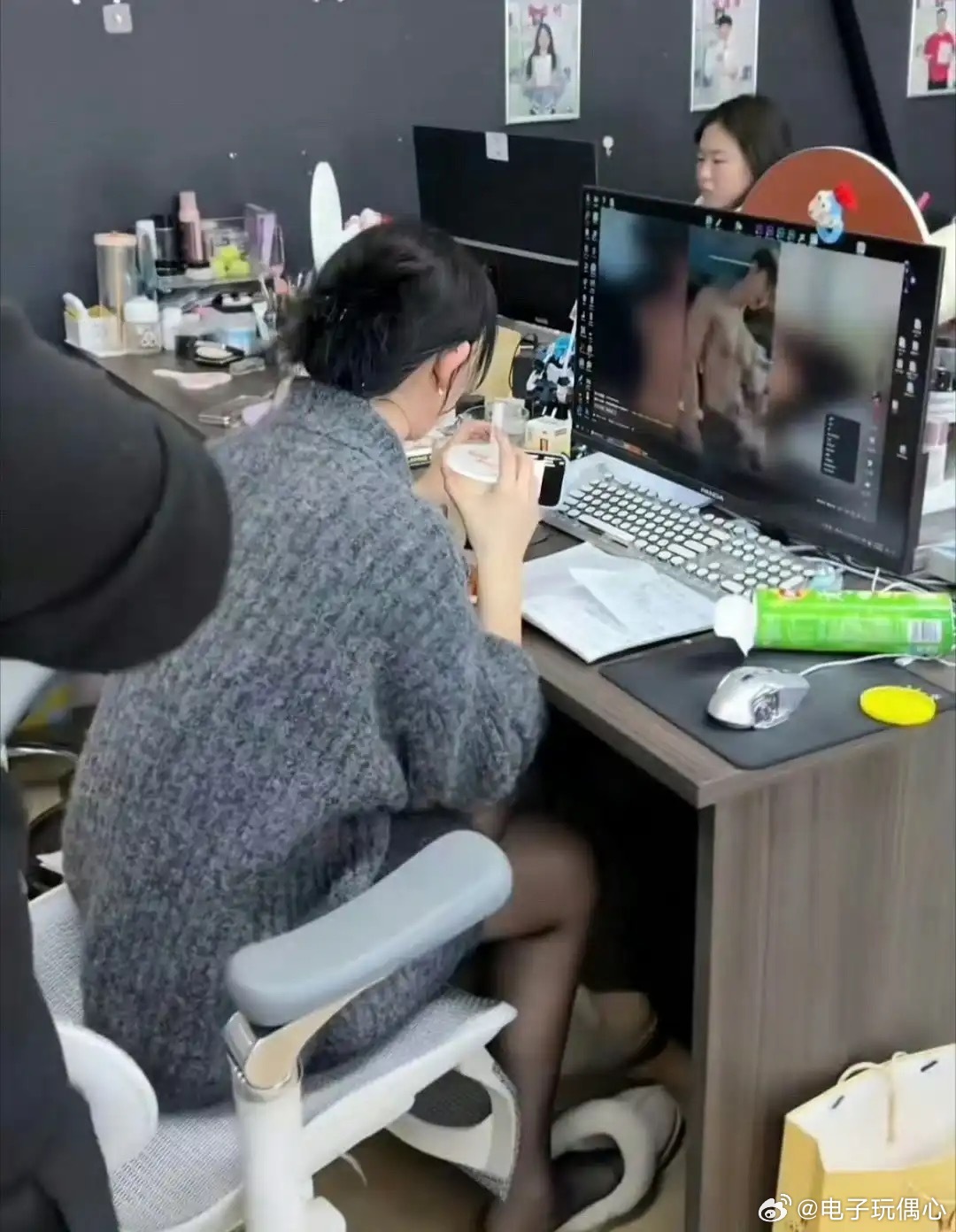 公司同事每天穿成这样来上班是什么意思？