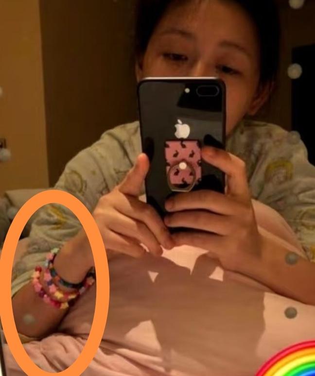 让人挺意外的是，大S那么有钱，手上却不戴金手链、也不戴什么名贵珠宝，反而戴着几根