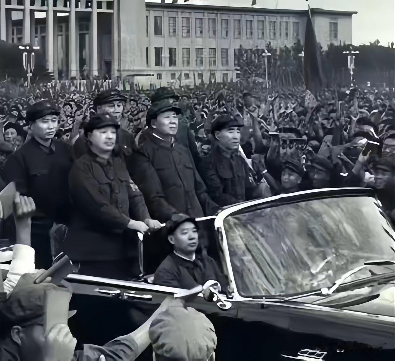 🍁1966年10月北京天安门前，毛主席乘坐红旗敞篷检阅车接见各界群众，身旁簇拥