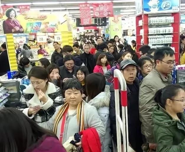 昨天有两个印度人经过我弟弟的超市门口，问我弟弟能不能免费给两瓶水喝？弟弟做事比较