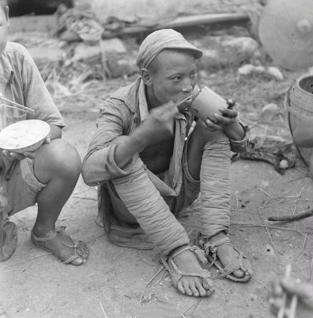 1949年在湖南邵阳，臭名昭著的湖南悍匪陈光中，被处决的现场！镜头中的他斜躺在