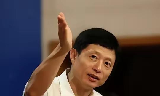 艾跃进说：资本主义的特点就是导致大量失业人口，从而可以任意剥削在岗员工​这资