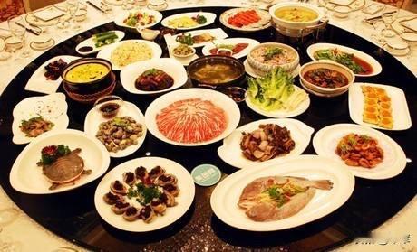 饭店这么不好定了吗？今年的年夜饭老妈说去外面吃，家里也是十几口人呢，做饭太麻