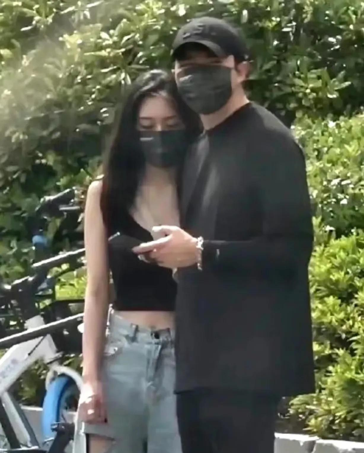 37岁俞灏明深夜发文宣布婚讯，晒出百万钻戒告白未婚妻王晓晨。这位经历过浴火重生的